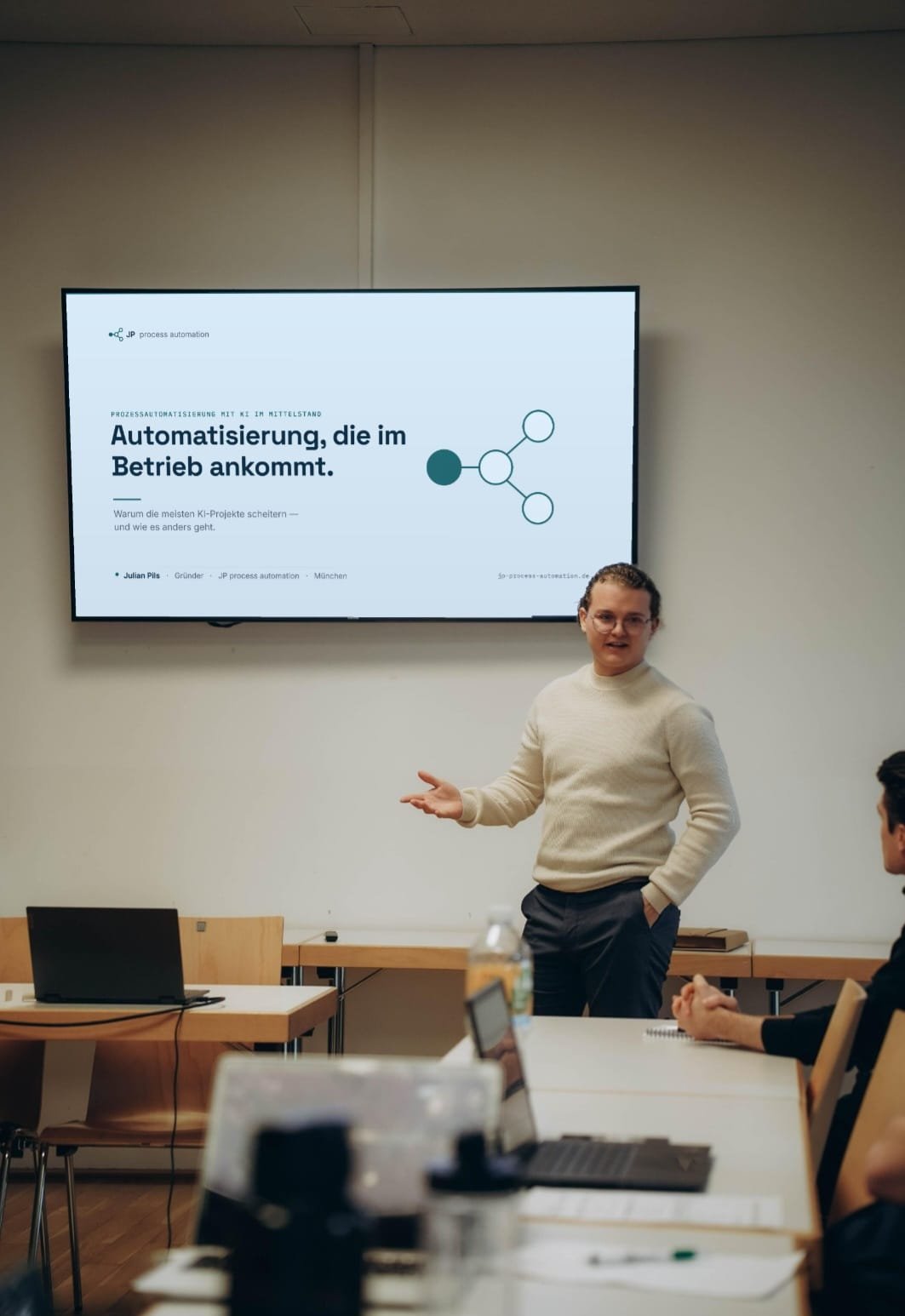Julian Pils bei einer Präsentation von JP process automation